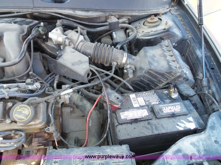 image for item J4822 2004 Ford Taurus SE