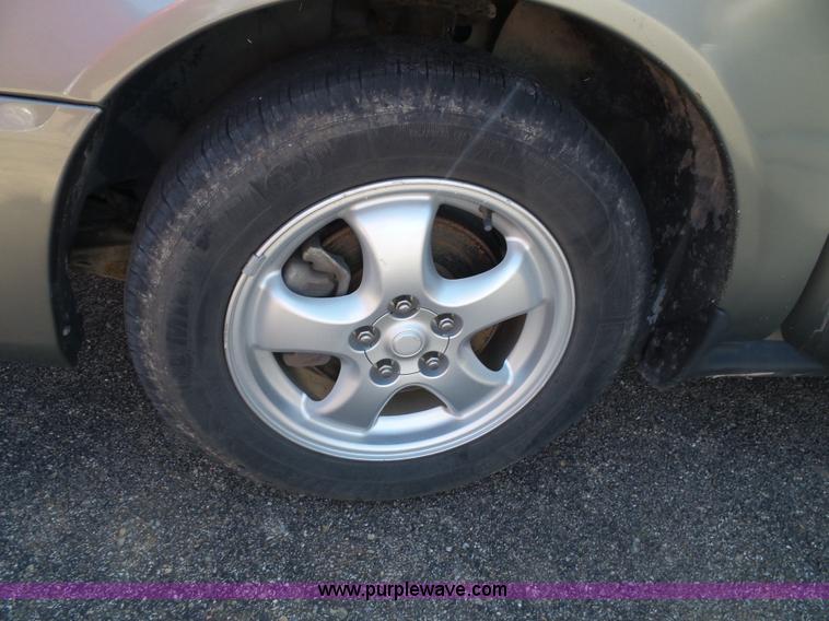 image for item J4822 2004 Ford Taurus SE