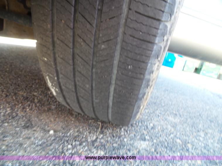 image for item J4822 2004 Ford Taurus SE