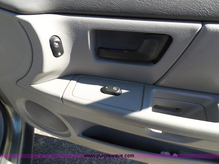 image for item J4822 2004 Ford Taurus SE