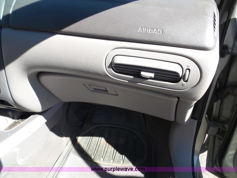 image for item J4822 2004 Ford Taurus SE