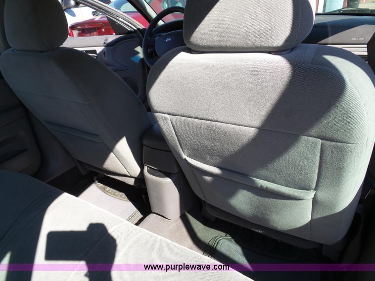 image for item J4822 2004 Ford Taurus SE