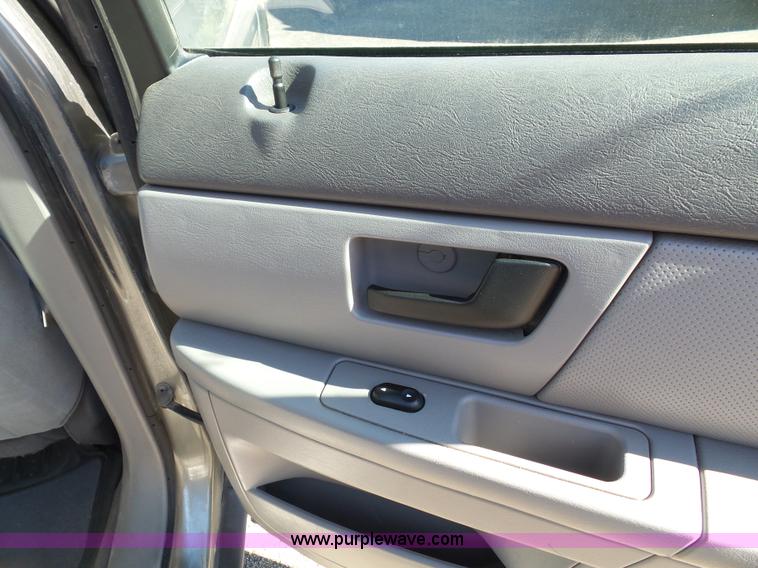 image for item J4822 2004 Ford Taurus SE