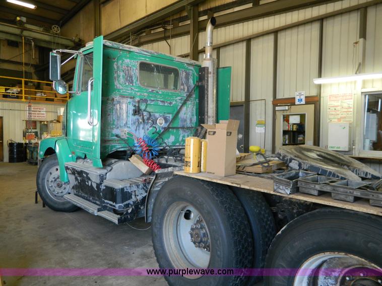 image for item J5108 1995 Volvo WCA64T semi truck