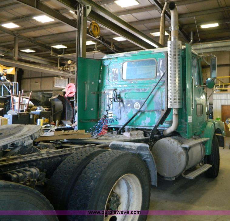 image for item J5108 1995 Volvo WCA64T semi truck