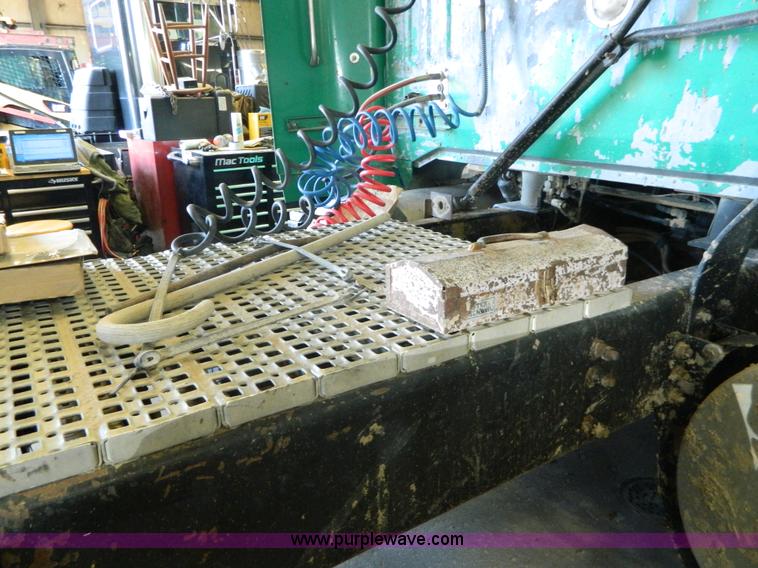 image for item J5108 1995 Volvo WCA64T semi truck