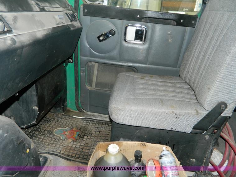 image for item J5108 1995 Volvo WCA64T semi truck