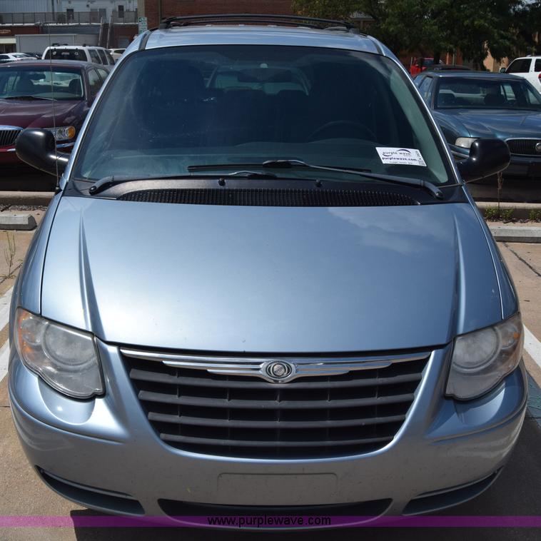 image for item K2825 2006 Chrysler Town & Country van