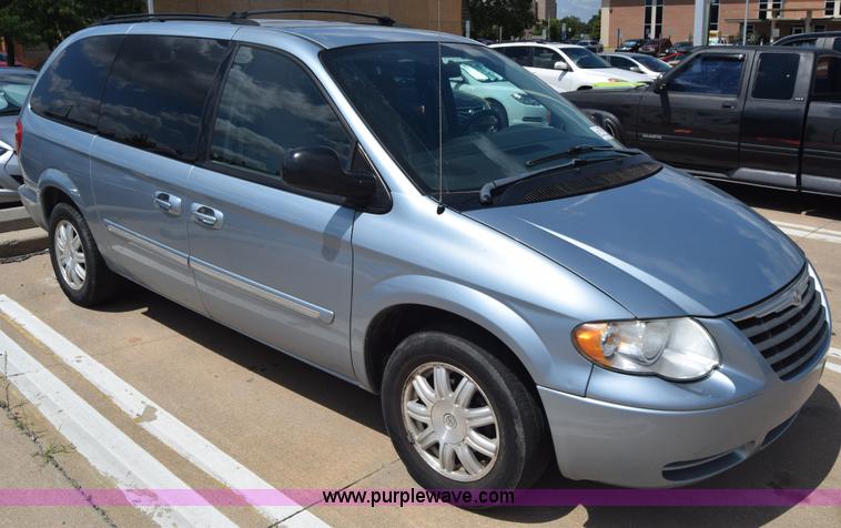 image for item K2825 2006 Chrysler Town & Country van