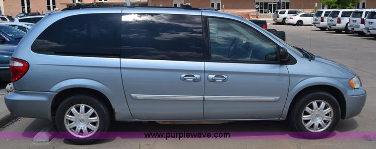 image for item K2825 2006 Chrysler Town & Country van