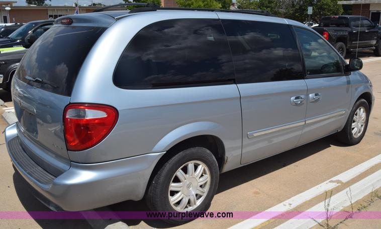 image for item K2825 2006 Chrysler Town & Country van