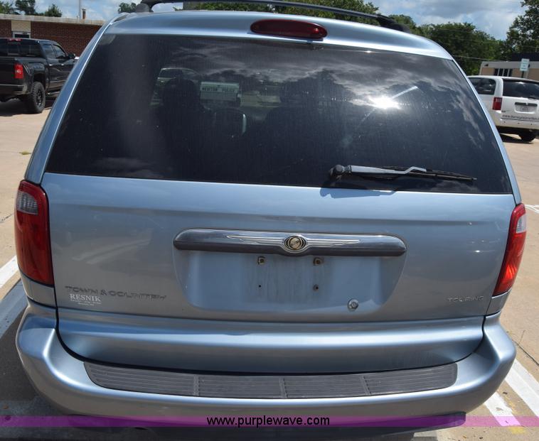 image for item K2825 2006 Chrysler Town & Country van