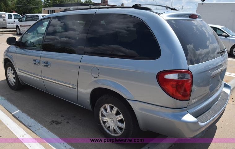 image for item K2825 2006 Chrysler Town & Country van