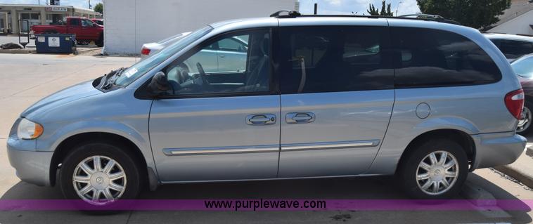 image for item K2825 2006 Chrysler Town & Country van