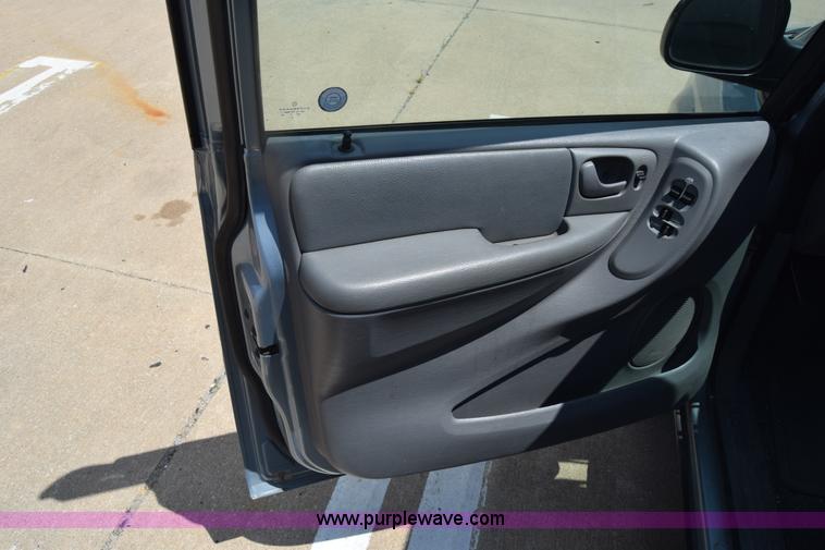 image for item K2825 2006 Chrysler Town & Country van