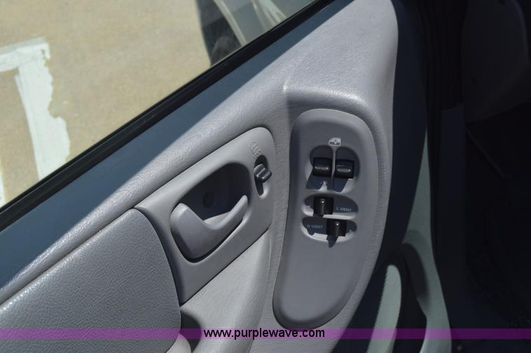 image for item K2825 2006 Chrysler Town & Country van