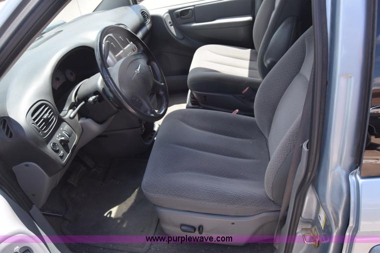 image for item K2825 2006 Chrysler Town & Country van