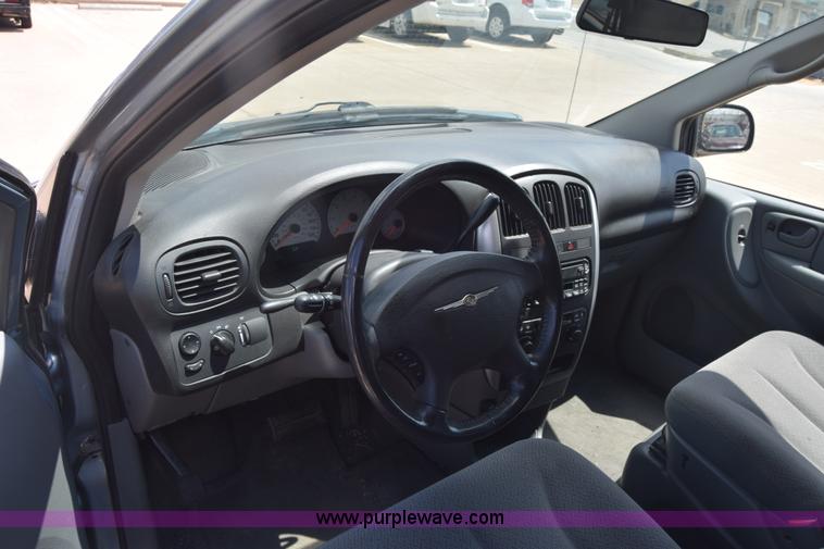image for item K2825 2006 Chrysler Town & Country van