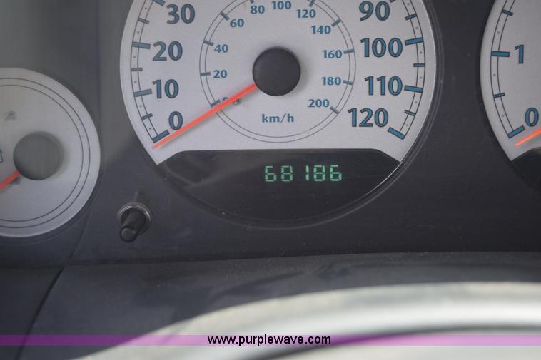 image for item K2825 2006 Chrysler Town & Country van