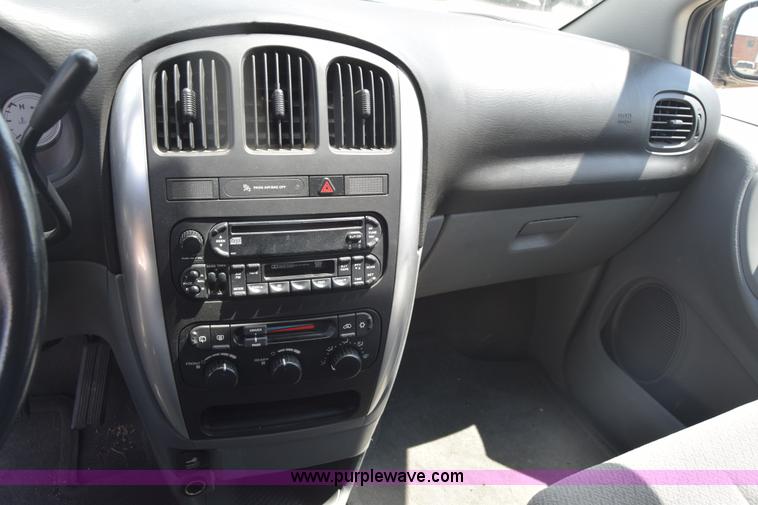 image for item K2825 2006 Chrysler Town & Country van