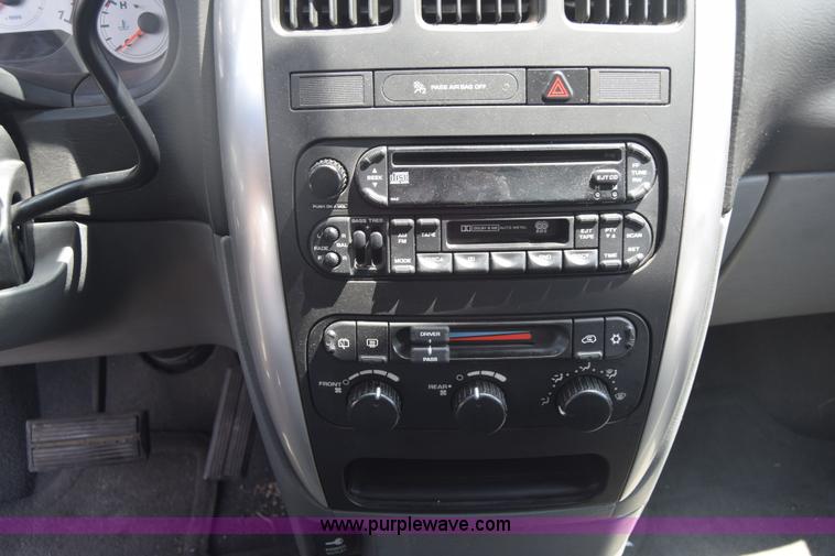 image for item K2825 2006 Chrysler Town & Country van