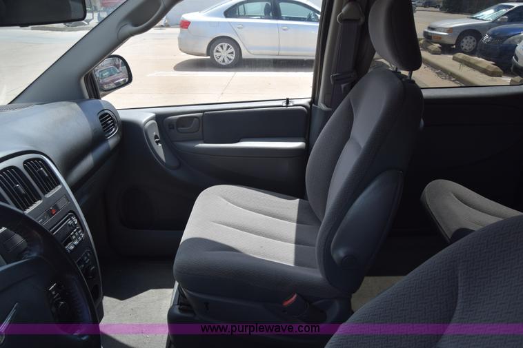 image for item K2825 2006 Chrysler Town & Country van