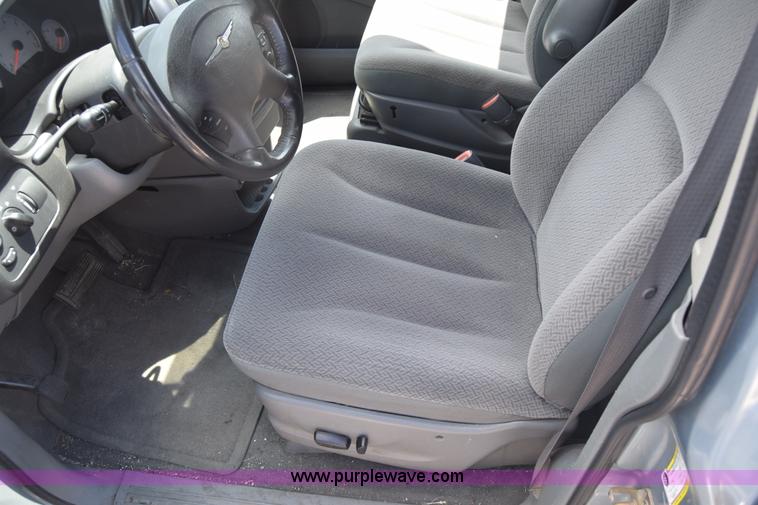 image for item K2825 2006 Chrysler Town & Country van