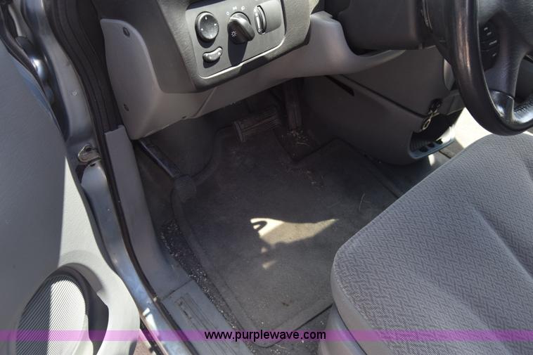 image for item K2825 2006 Chrysler Town & Country van