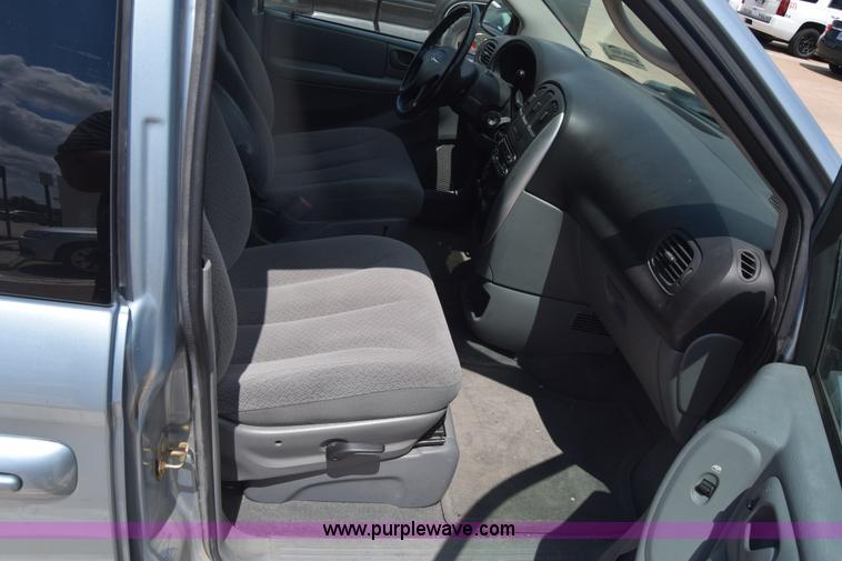 image for item K2825 2006 Chrysler Town & Country van