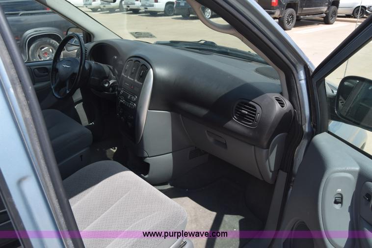 image for item K2825 2006 Chrysler Town & Country van
