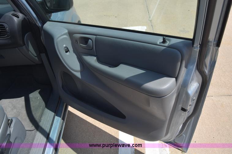 image for item K2825 2006 Chrysler Town & Country van