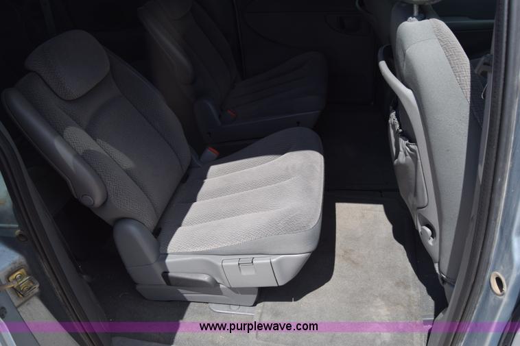 image for item K2825 2006 Chrysler Town & Country van