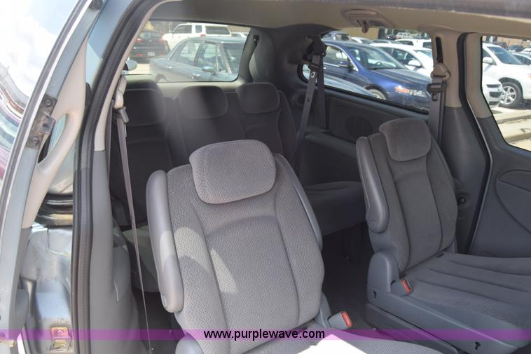 image for item K2825 2006 Chrysler Town & Country van