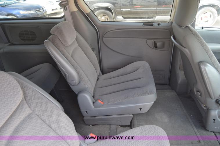 image for item K2825 2006 Chrysler Town & Country van