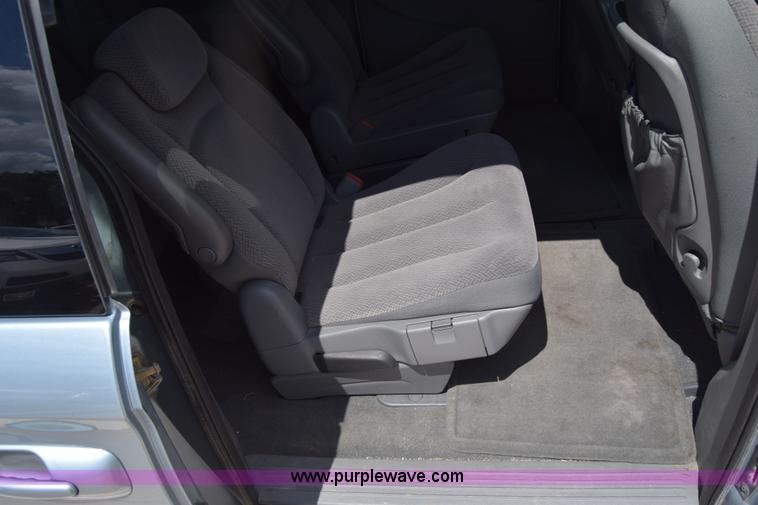 image for item K2825 2006 Chrysler Town & Country van