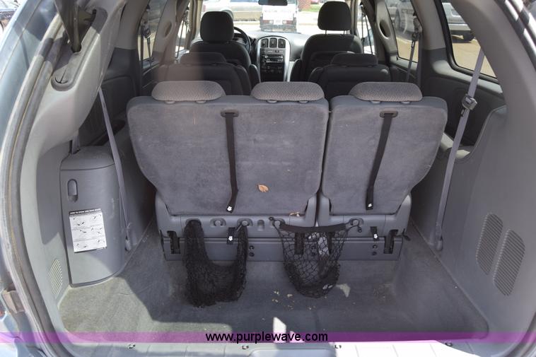 image for item K2825 2006 Chrysler Town & Country van