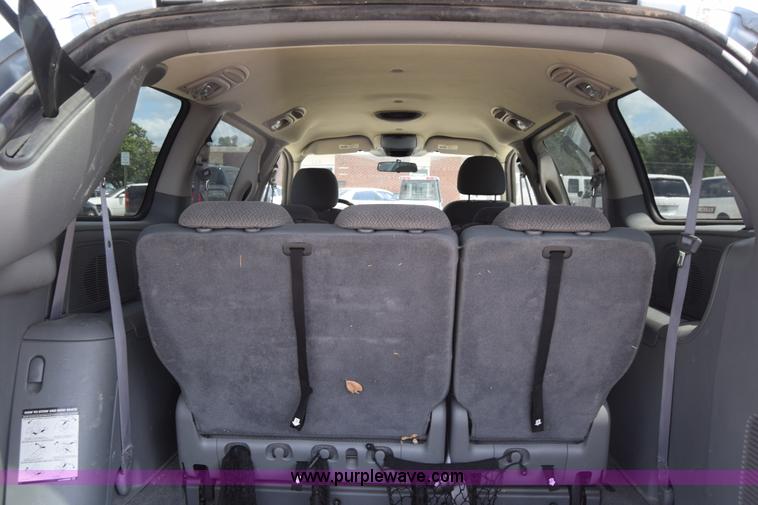 image for item K2825 2006 Chrysler Town & Country van