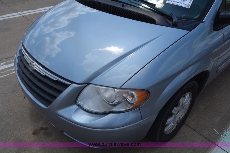 image for item K2825 2006 Chrysler Town & Country van