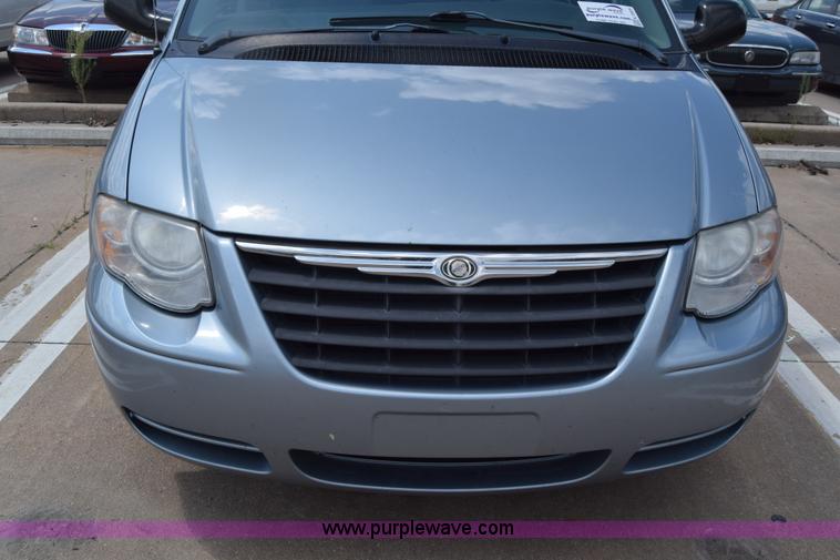 image for item K2825 2006 Chrysler Town & Country van