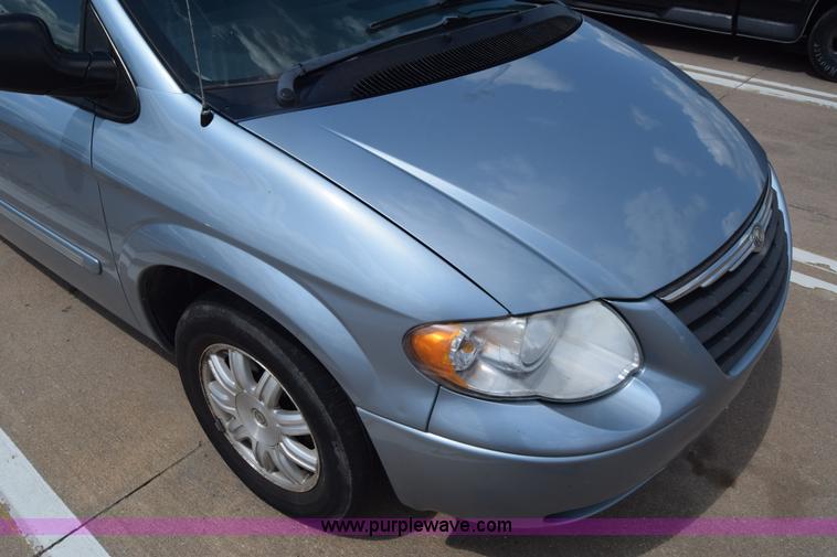 image for item K2825 2006 Chrysler Town & Country van