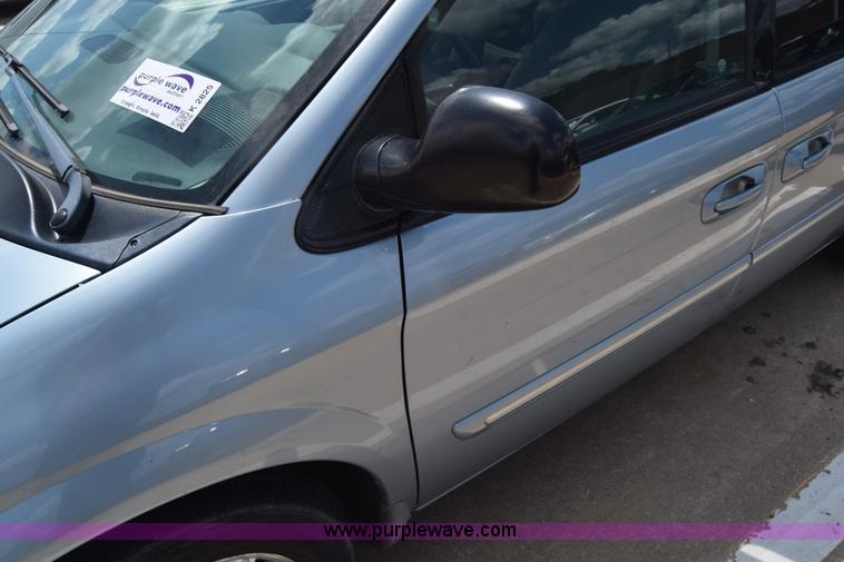 image for item K2825 2006 Chrysler Town & Country van