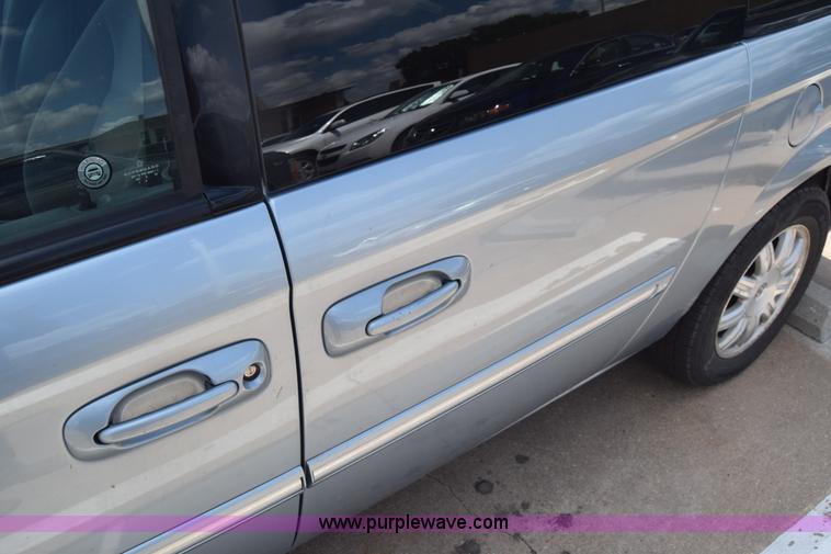 image for item K2825 2006 Chrysler Town & Country van