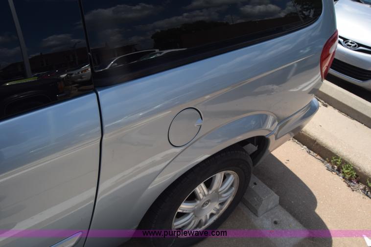 image for item K2825 2006 Chrysler Town & Country van
