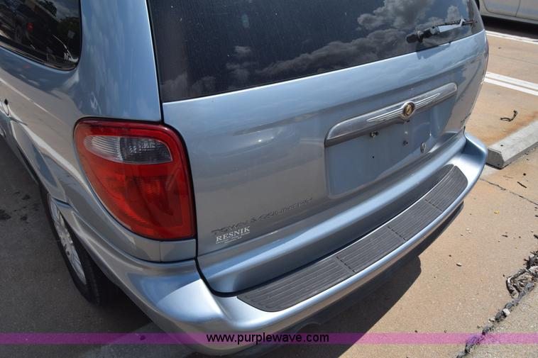 image for item K2825 2006 Chrysler Town & Country van