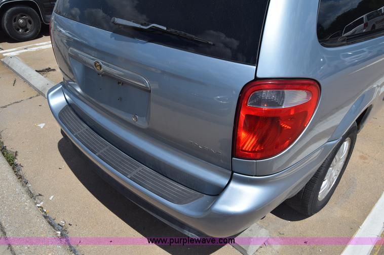 image for item K2825 2006 Chrysler Town & Country van