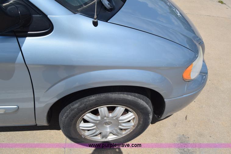 image for item K2825 2006 Chrysler Town & Country van