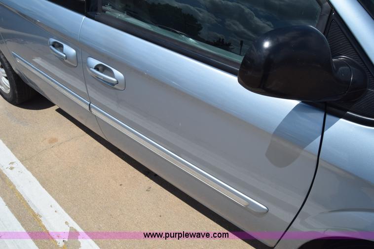 image for item K2825 2006 Chrysler Town & Country van