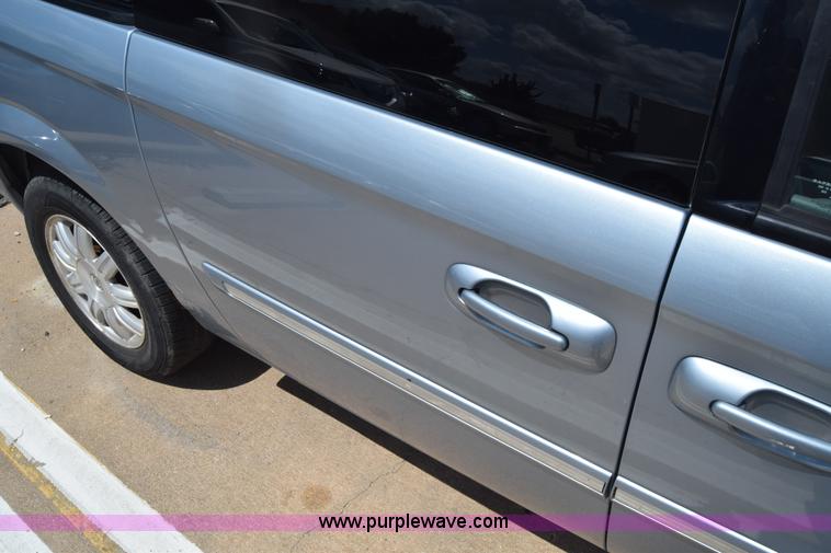 image for item K2825 2006 Chrysler Town & Country van