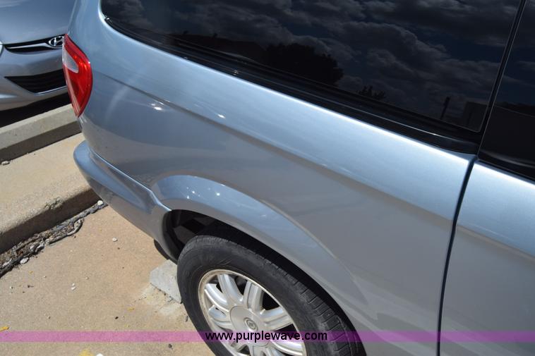 image for item K2825 2006 Chrysler Town & Country van
