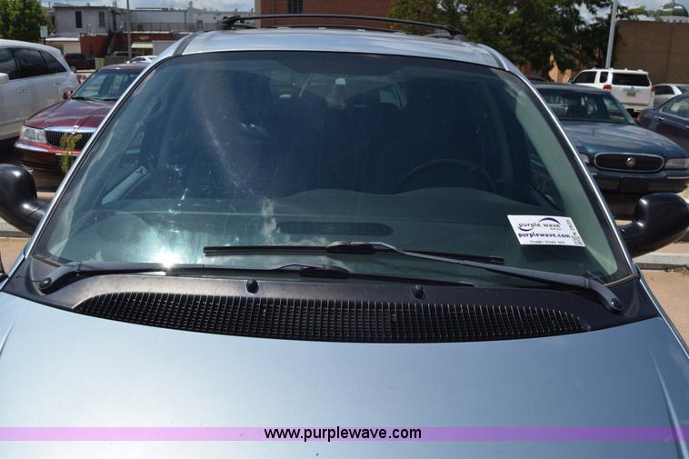 image for item K2825 2006 Chrysler Town & Country van